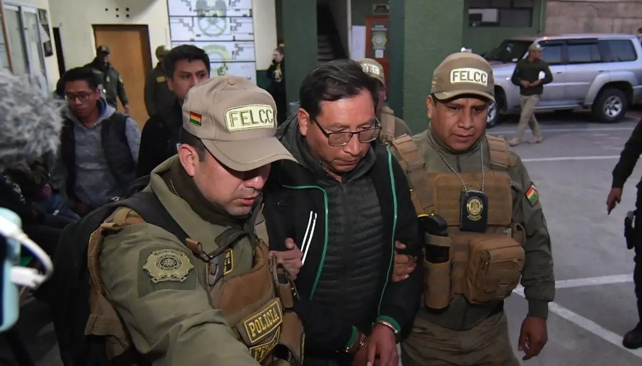 El exgerente de la empresa estatal del oro se acoge al silencio; la Fiscalía pide su detención en San Pedro