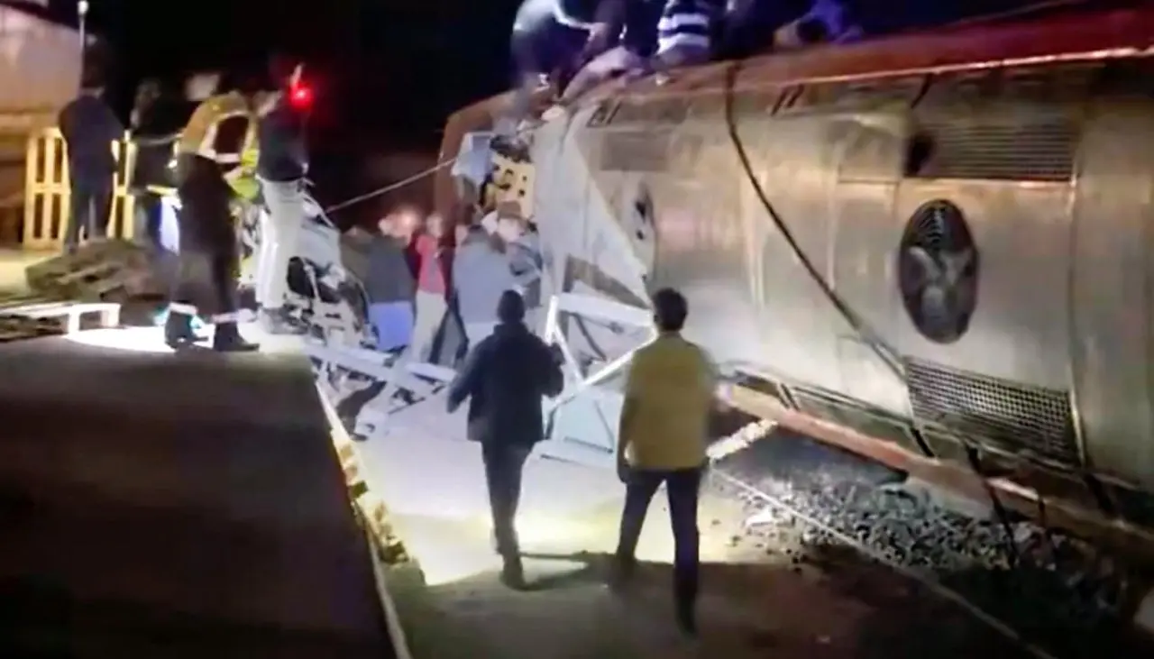 Al menos 21 muertos y varios heridos por el choque entre dos trenes en España