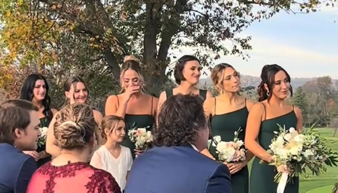 Video: Mujer se vuelve viral por romper en llanto en la boda de su hermano, la acusan de ser “exagerada” 