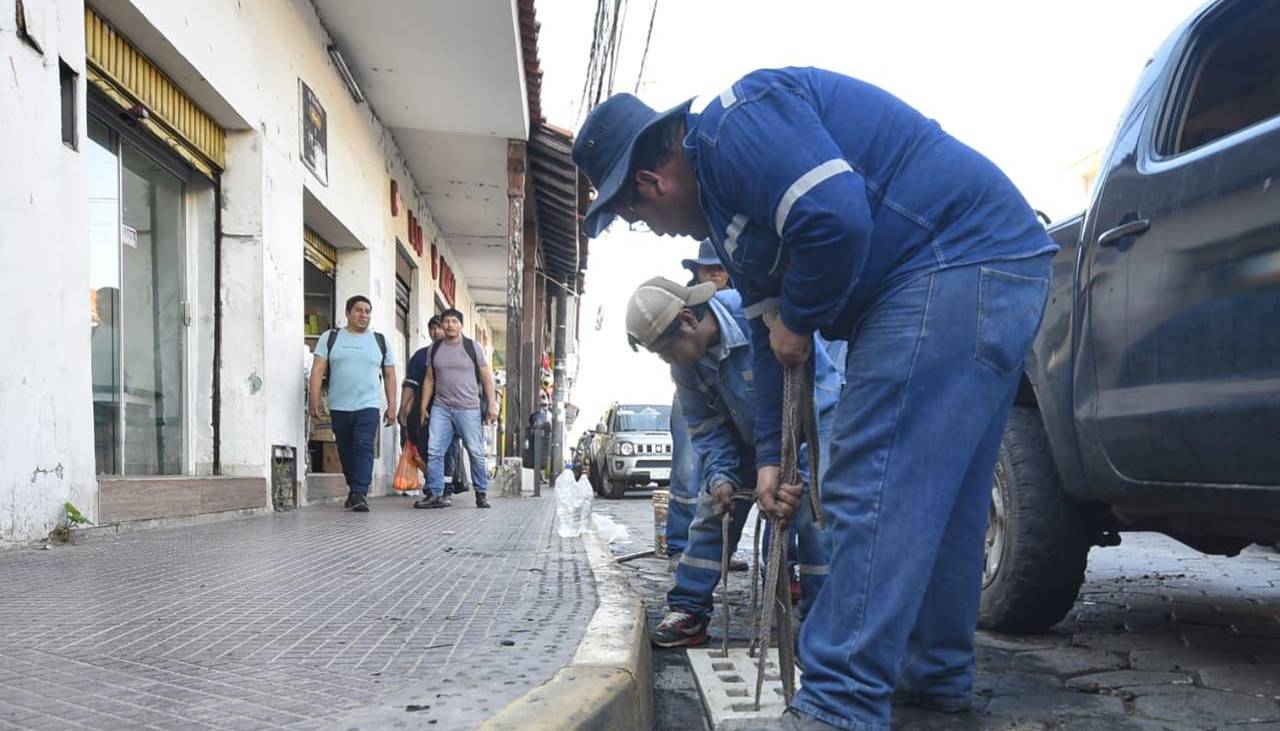 ¿Por qué se cambian las tapas de alcantarilla en la capital cruceña? Esto explica la Alcaldía