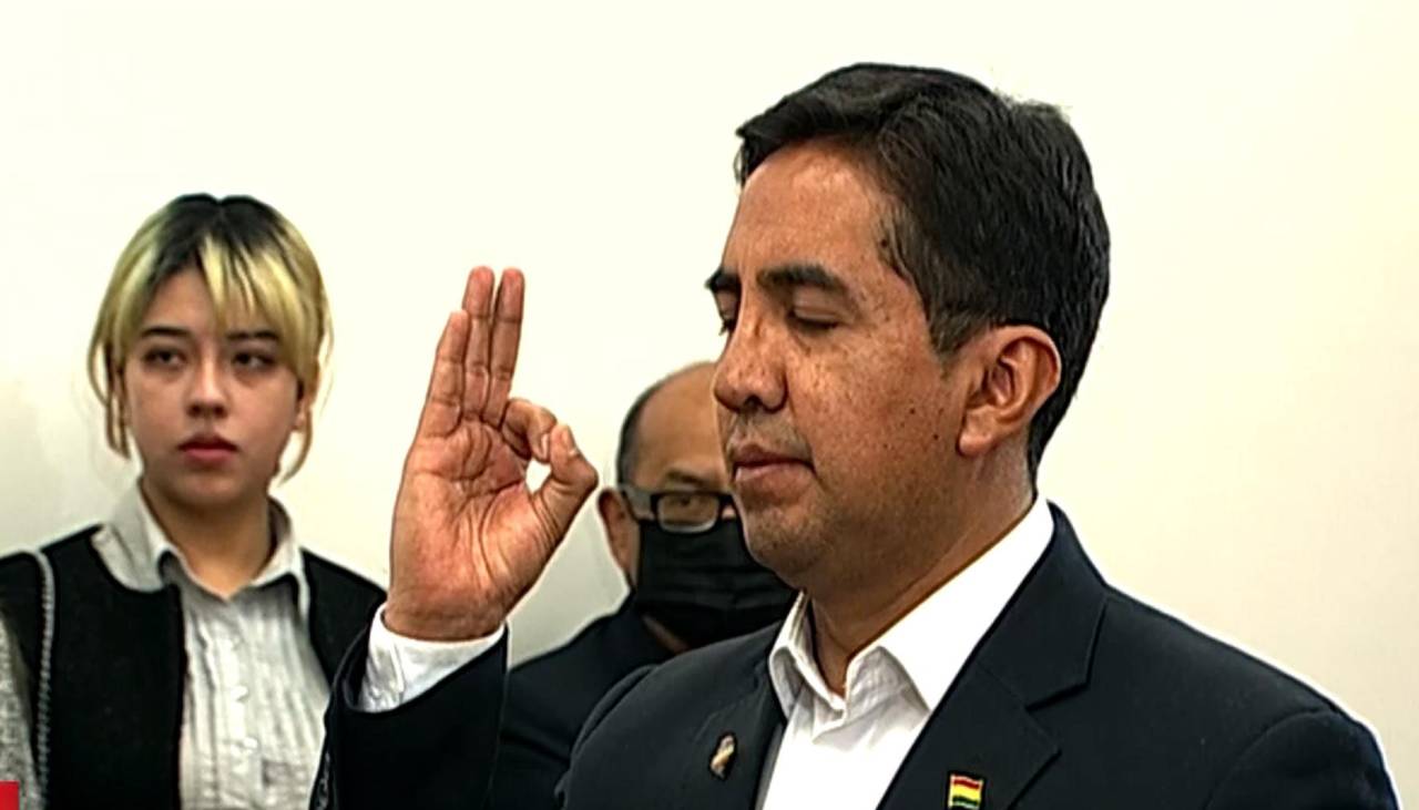 El presidente Paz posesiona a Williams Bascopé como ministro de Trabajo