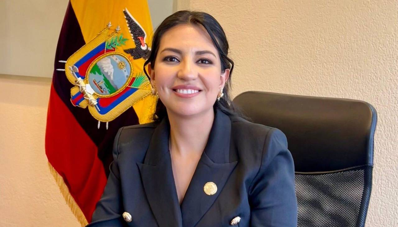 Presidente de Ecuador designa como vicepresidenta interina a la ministra de Planificación