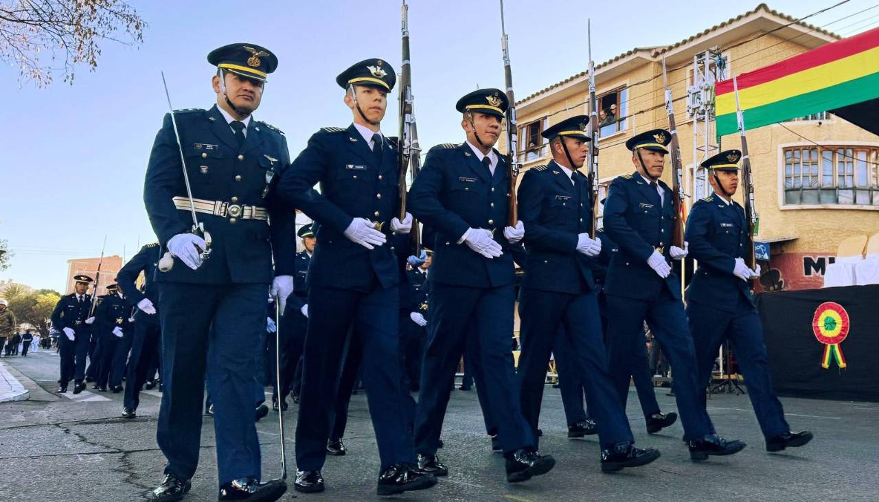 Inicia la Parada Militar del Bicentenario con la presencia del presidente Luis Arce