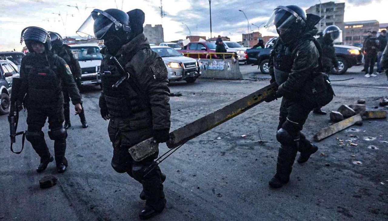 Los policías se repliegan de áreas rurales donde se incendiaron los módulos para los uniformados verde olivo