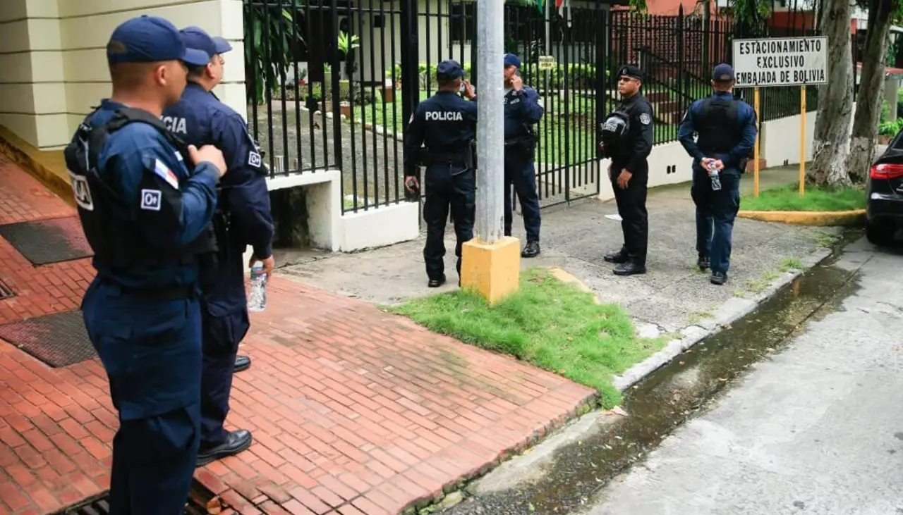 Policía rodea la embajada de Bolivia en Panamá, donde está un dirigente sindical que pidió asilo