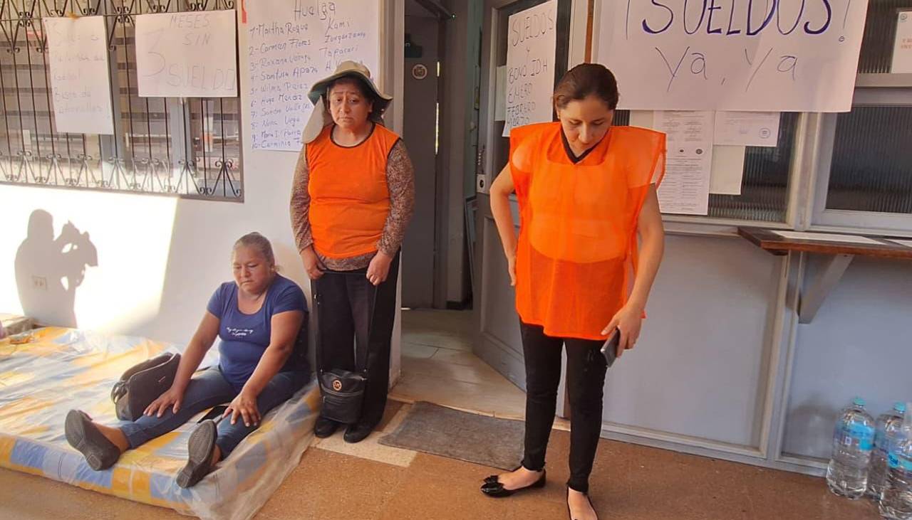 Trabajadores en salud de Cochabamba instalan huelga de hambre exigiendo el pago de salarios a personal con ítems IDH