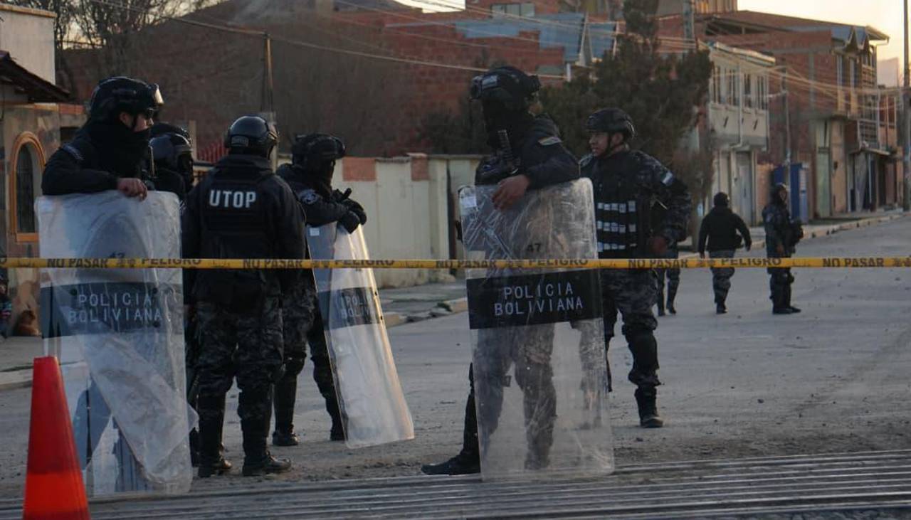 “Fue como una bomba”: Vecinos relatan el fuerte impacto de la explosión en un cuartel de Viacha