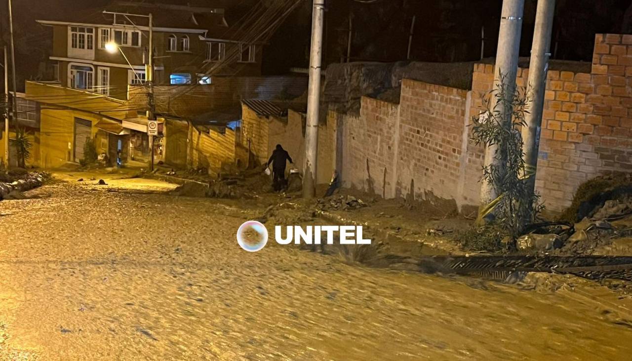 Bajo Llojeta: Afectados por mazamorra que recuperaban pertenencias son sorprendidos por una intensa lluvia