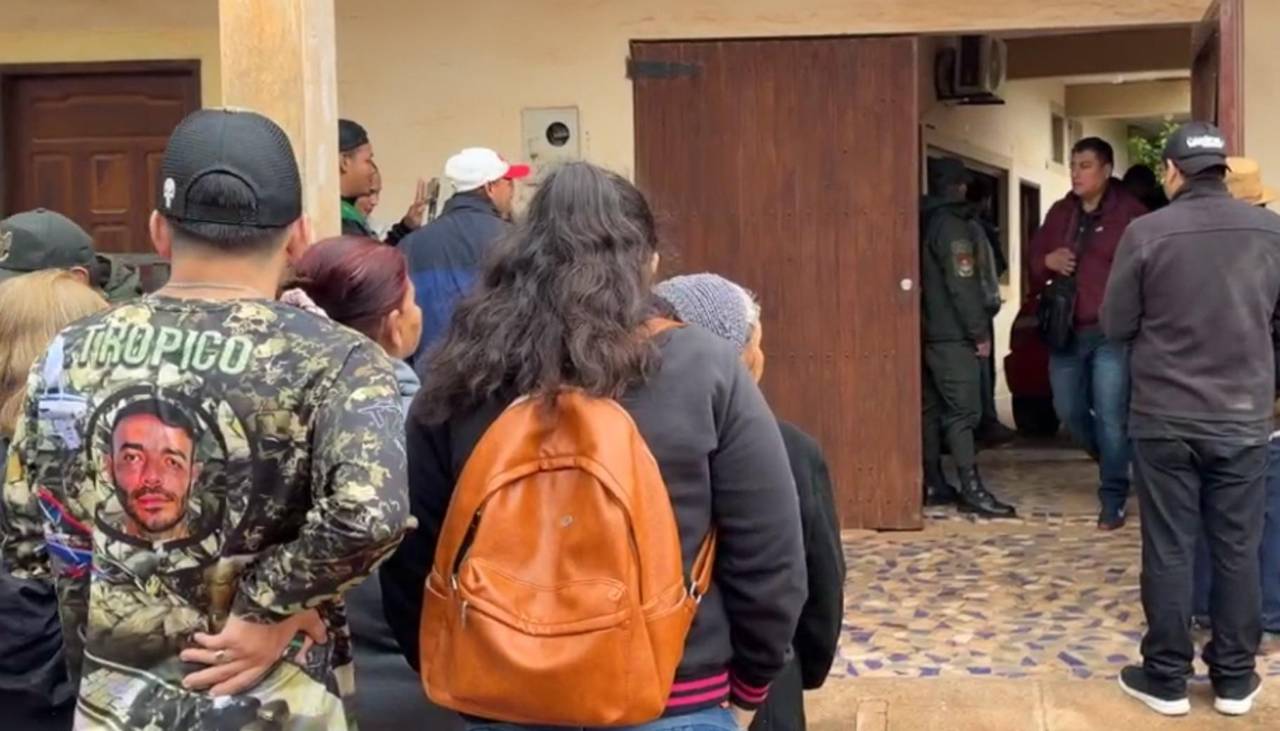 Un médico torturado y maniatado sobrevivió al ataque en el que asesinaron a su colega, según bomberos