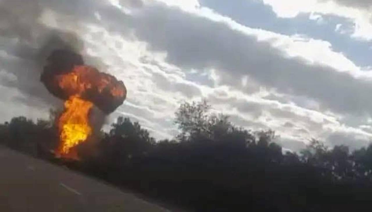 Una avioneta arde a un lado de la ruta internacional Bolivia-Paraguay