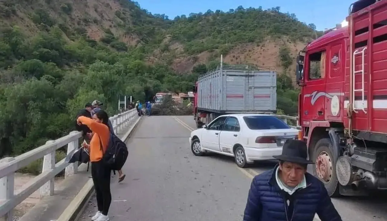 Choferes y campesinos bloquean la ruta que une a Potosí con Sucre por la crisis económica