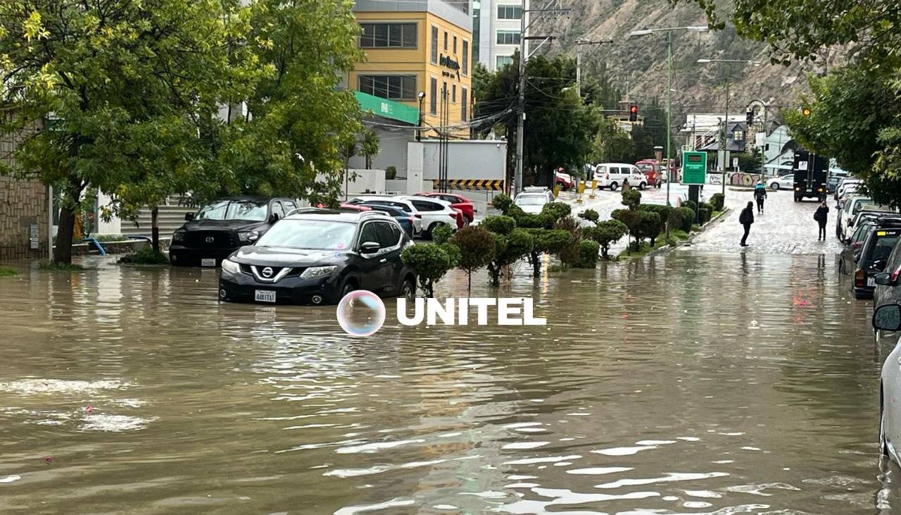 Intensa lluvia dejó inundada e intransitable una vía en Calacoto