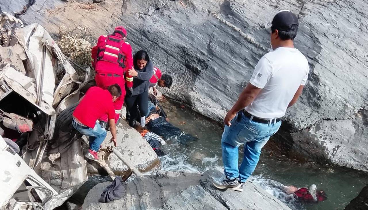 Minibús con pasajeros cae a un barranco en Cochabamba y se reportan al menos dos fallecidos