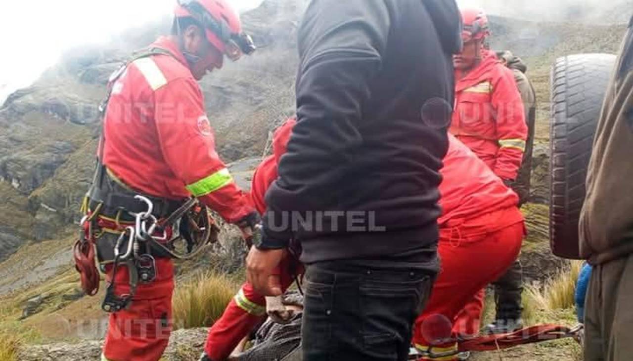 La Paz: Vagoneta cae a un río en la ruta a Los Yungas; buscan a los ocupantes, reporta la Policía 