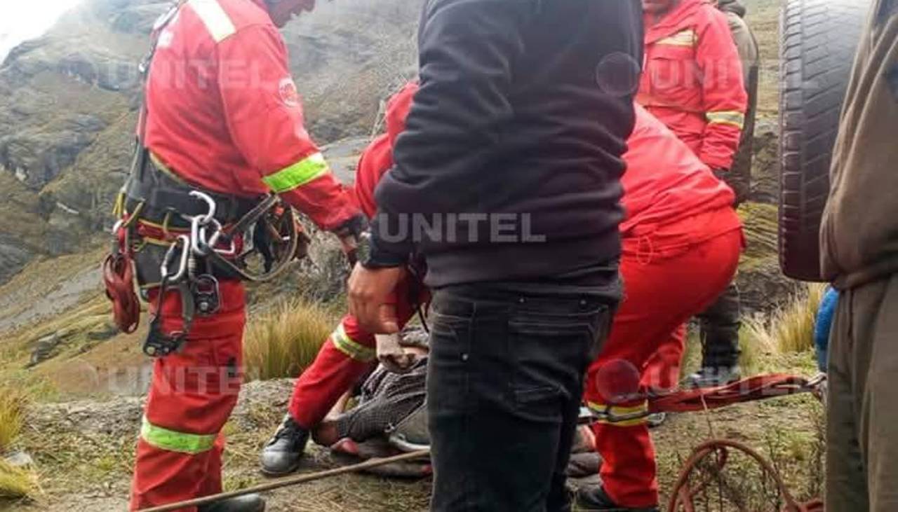 La Paz: Vagoneta cae a un río en la ruta a Los Yungas; buscan a los ocupantes, reporta la Policía 