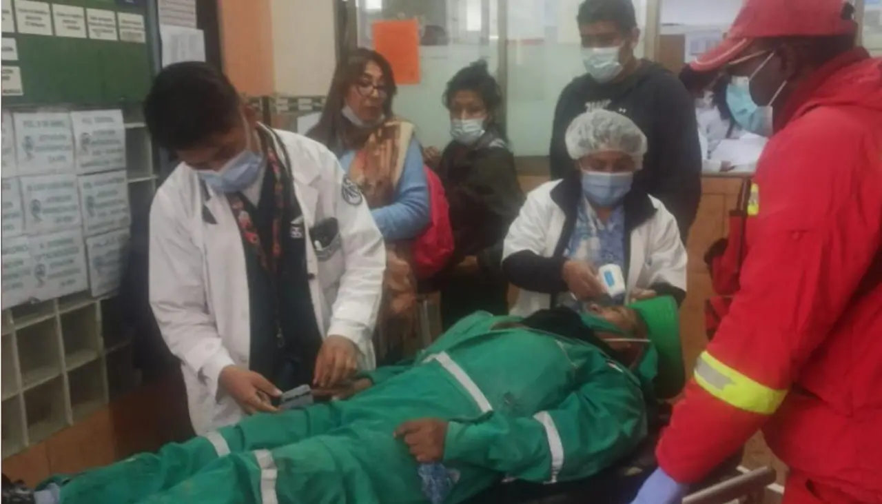Una mujer que se gana la vida limpiando las calles de La Paz fue atropellada por un minibús