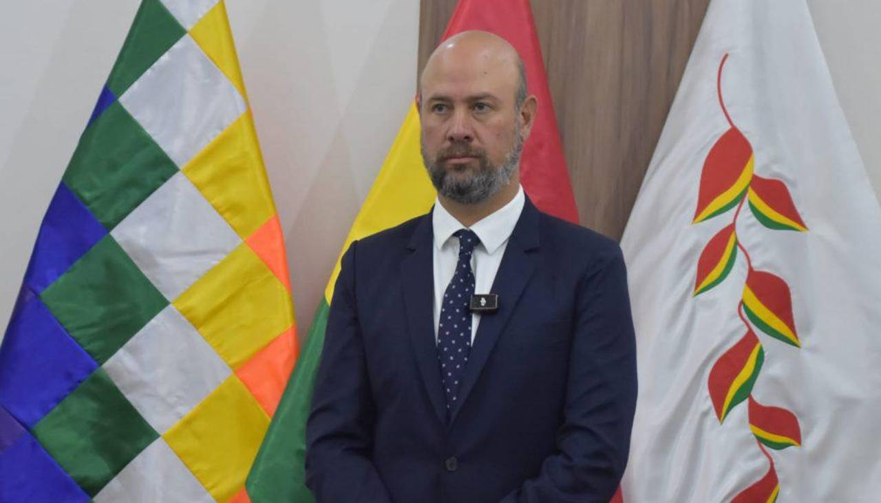 Gobierno pide “investigación profunda” al viaje del gerente de BoA y dice que “no debería haber privilegios para nadie”
