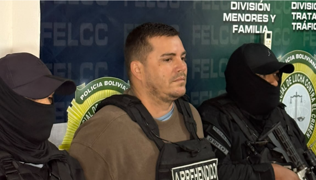 Santa Cruz: Policía presenta a colombiano que tenía en su poder armas, lingotes de oro y más de medio millón de dólares