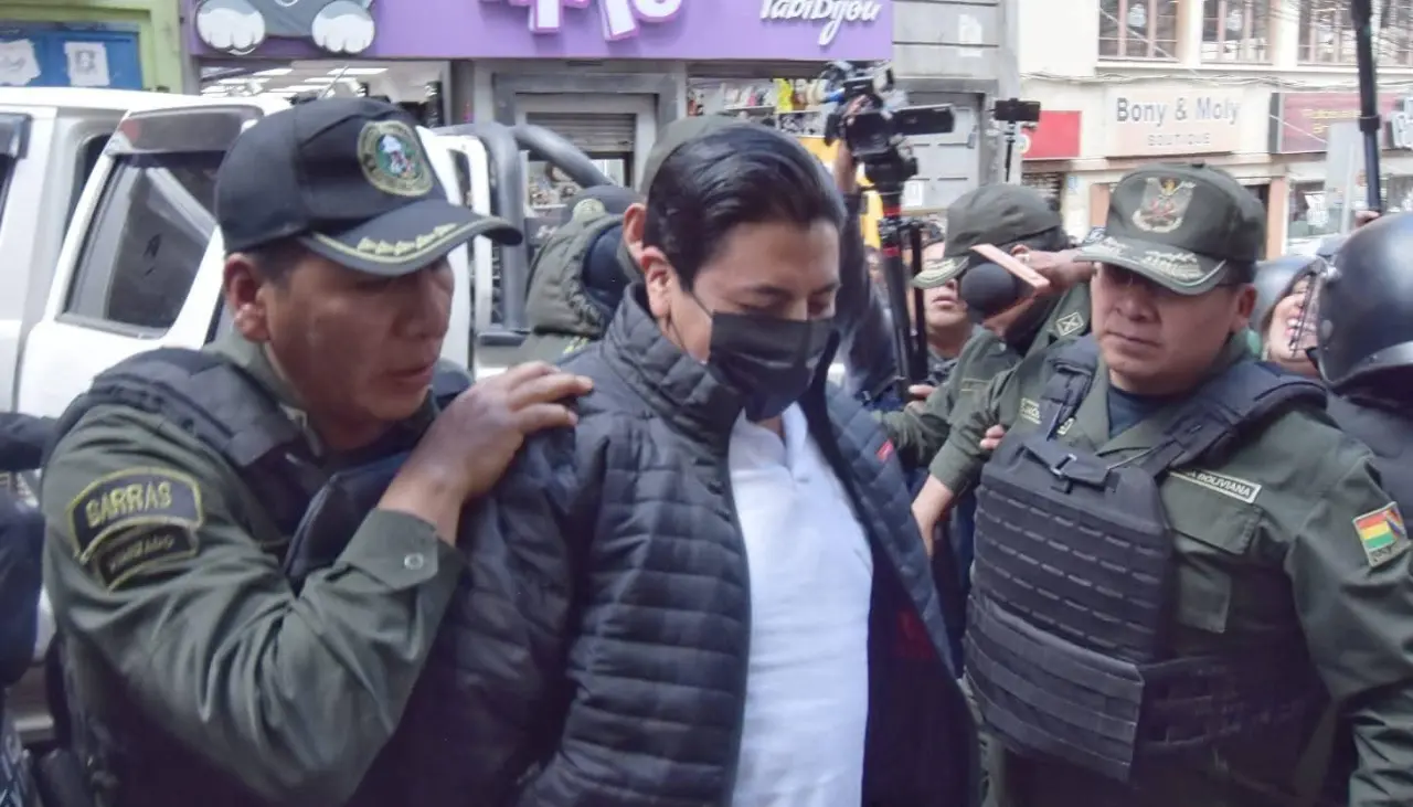 Con el grito de “viva Bolivia”, Pumari ingresó a la audiencia que verá su situación jurídica