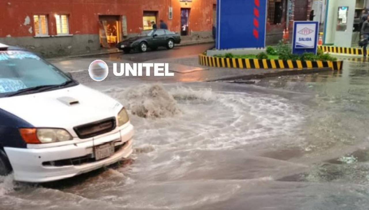 Video: Intensa lluvia provoca el colapso de alcantarillas y deja varias avenidas inundadas en La Paz