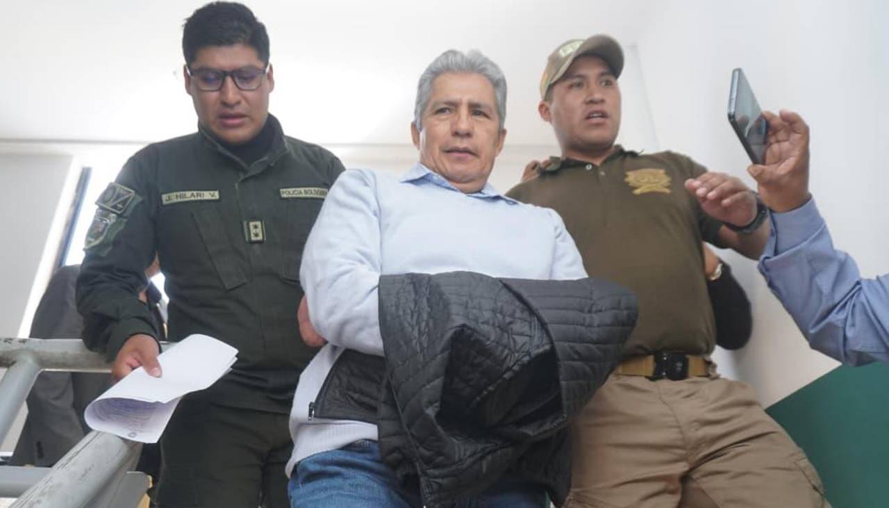 Caso radares: Exministro de Defensa pasó la noche el celdas y espera su audiencia cautelar