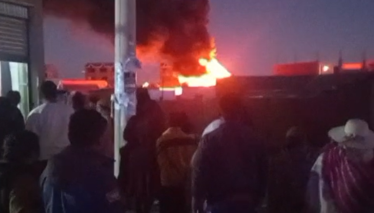 ¿Era un centro de acopio de diésel? El incendio de una casa alarmó a los vecinos de un barrio de El Alto