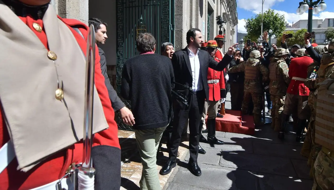 Gobernadores electos llegan a la reunión clave con Paz, en la que se analizará el futuro de las regiones y el plan “50/50”