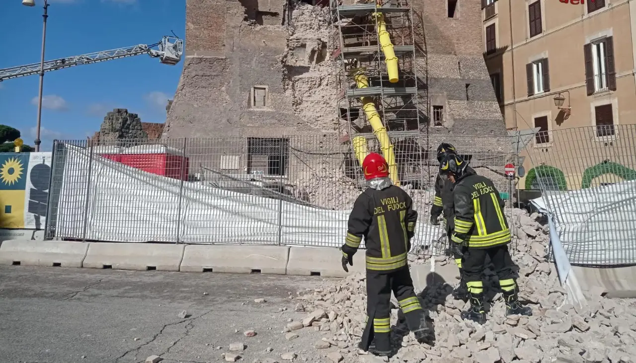 Video: Se derrumba parte de una torre medieval en el centro de Roma durante su restauración