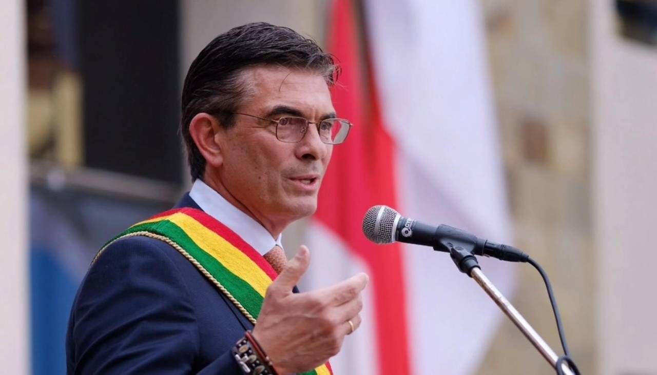 El oficialismo defiende el viaje de Paz en busca de inversiones; la oposición cree que hay “vergüenza” por las denuncias