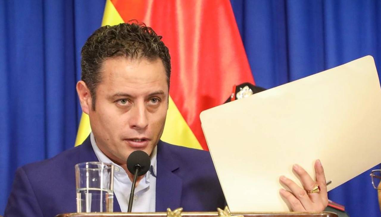 Lara anuncia denuncia penal contra el ministro Espinoza por la compra de un vehículo con supuestas irregularidades