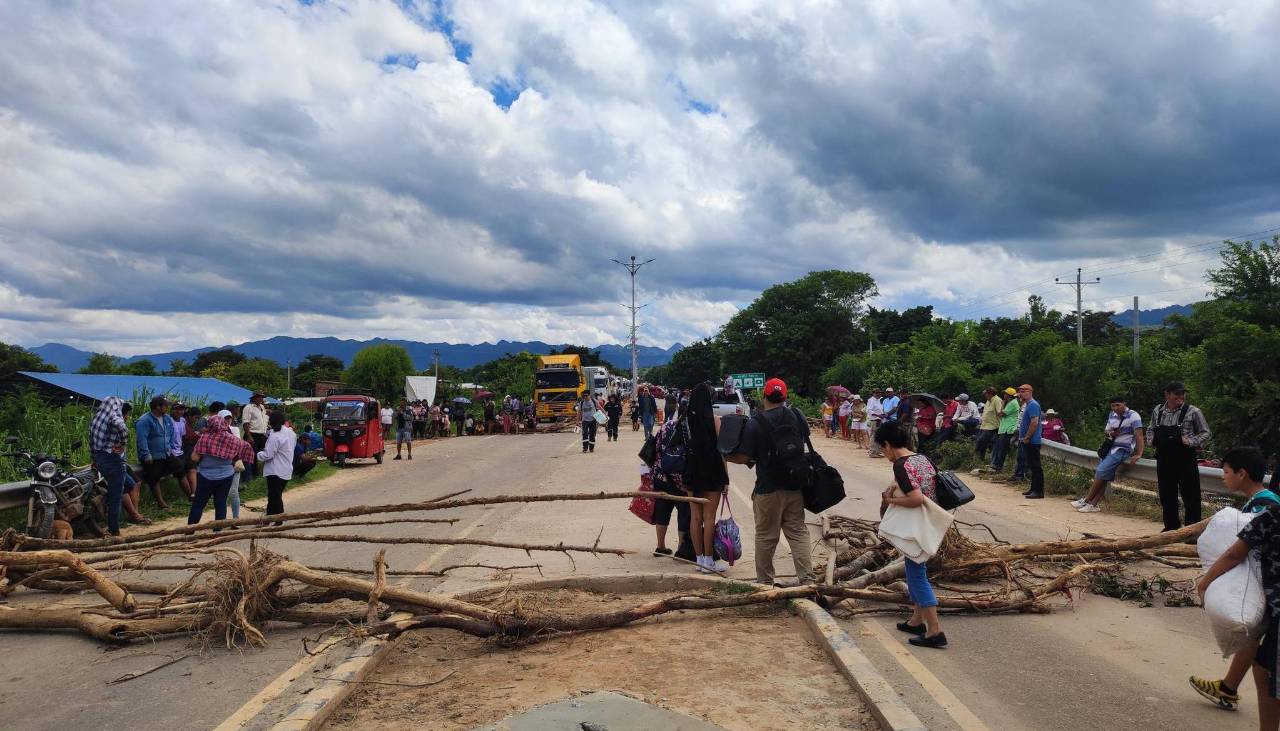 Pobladores de Abapó instalan bloqueo en ruta Santa Cruz-Argentina y exigen atención a los damnificados por las lluvias