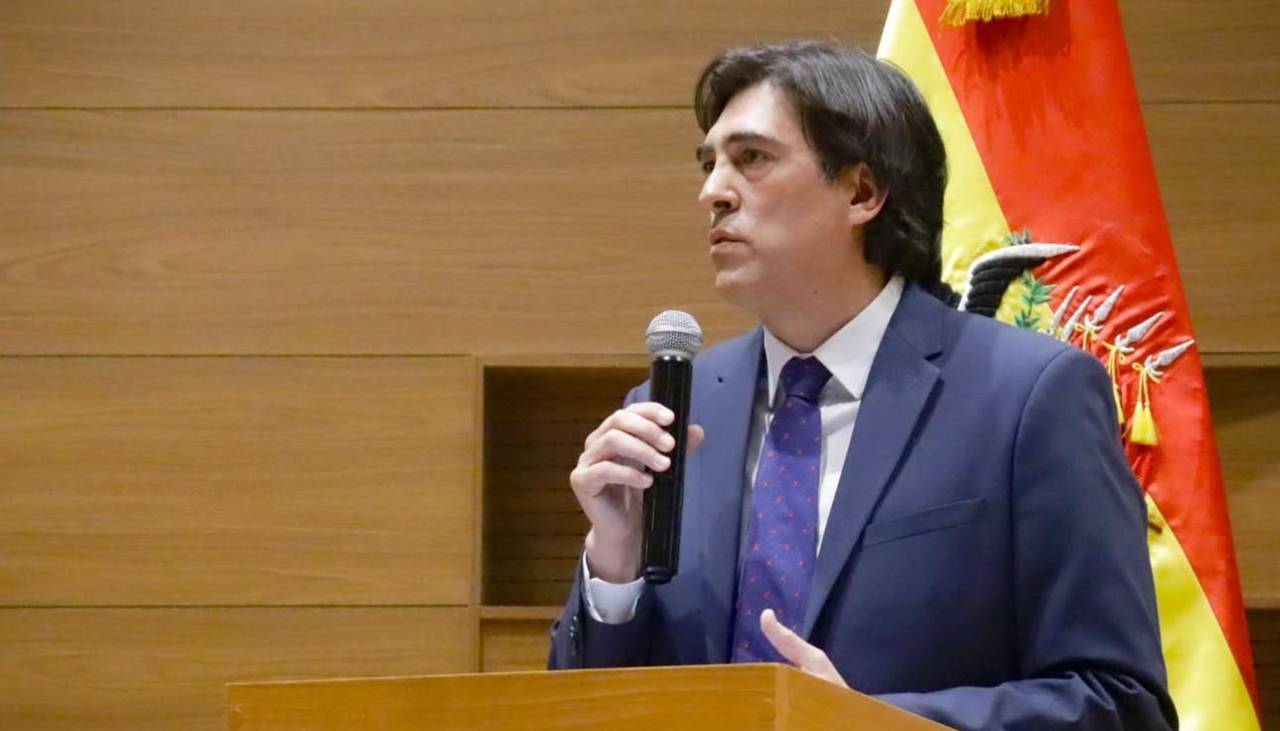 “Se puede abrogar, derogar”: Ministro Zamora contradice al presidente Paz por el decreto del diésel