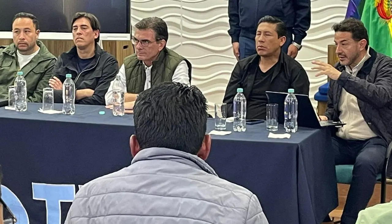 Gobierno anuncia acuerdo con transportistas de los Yungas y afirma que los bloqueos se levantarán el lunes