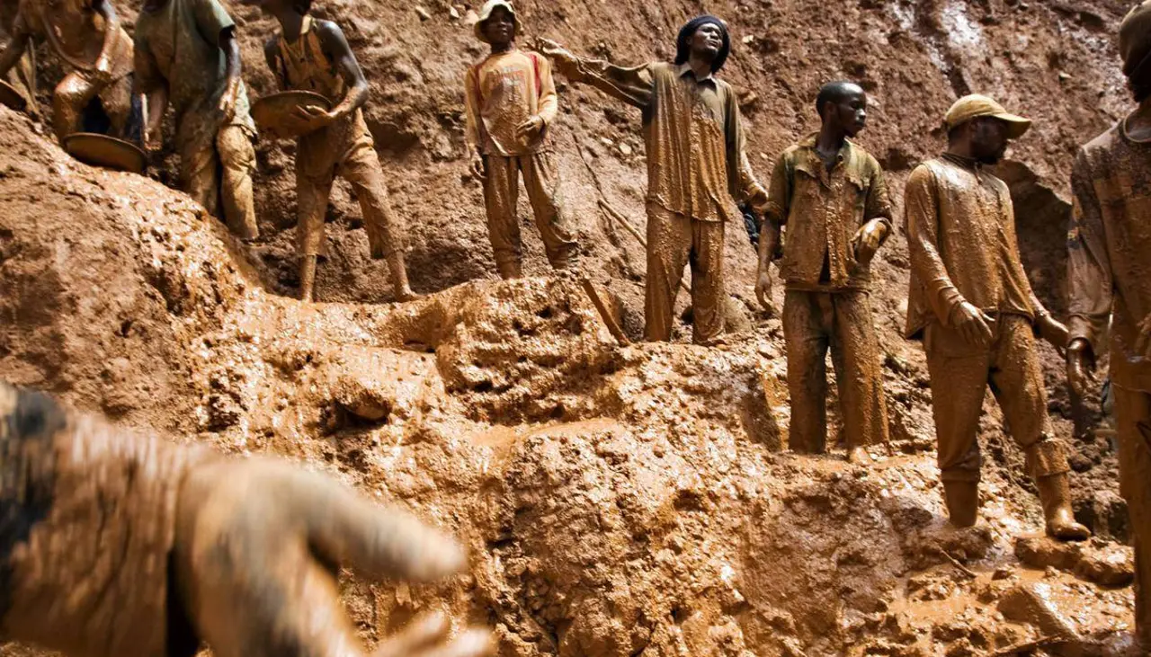 Al menos 32 muertos por derrumbe en una mina de cobalto en Congo