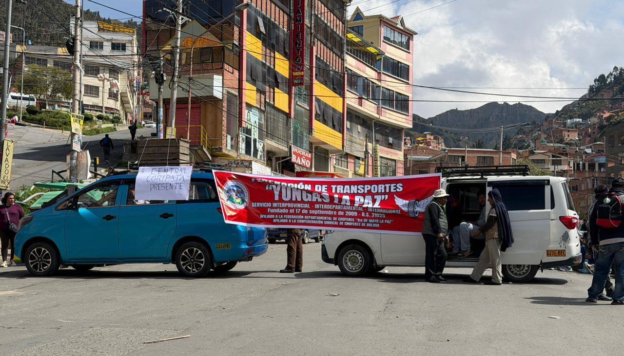 Bloqueos por gasolina: Transportistas mantienen cortes de vías en varias zonas de La Paz y El Alto