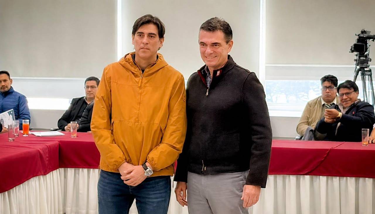 Diputado señala que el ministro Zamora tiene sentencia ejecutoriada; Ministerio de Obras Públicas rechaza acusación