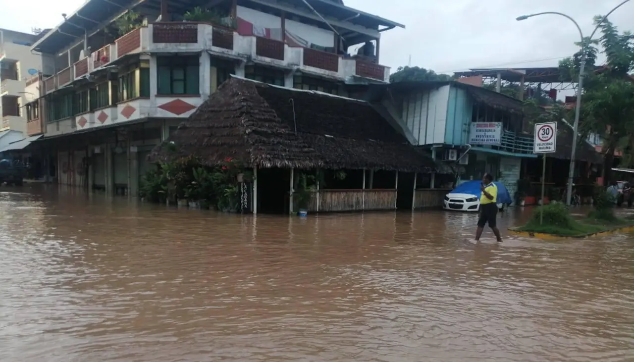 El río Beni se desborda e inunda la avenida Costanera en Rurrenabaque