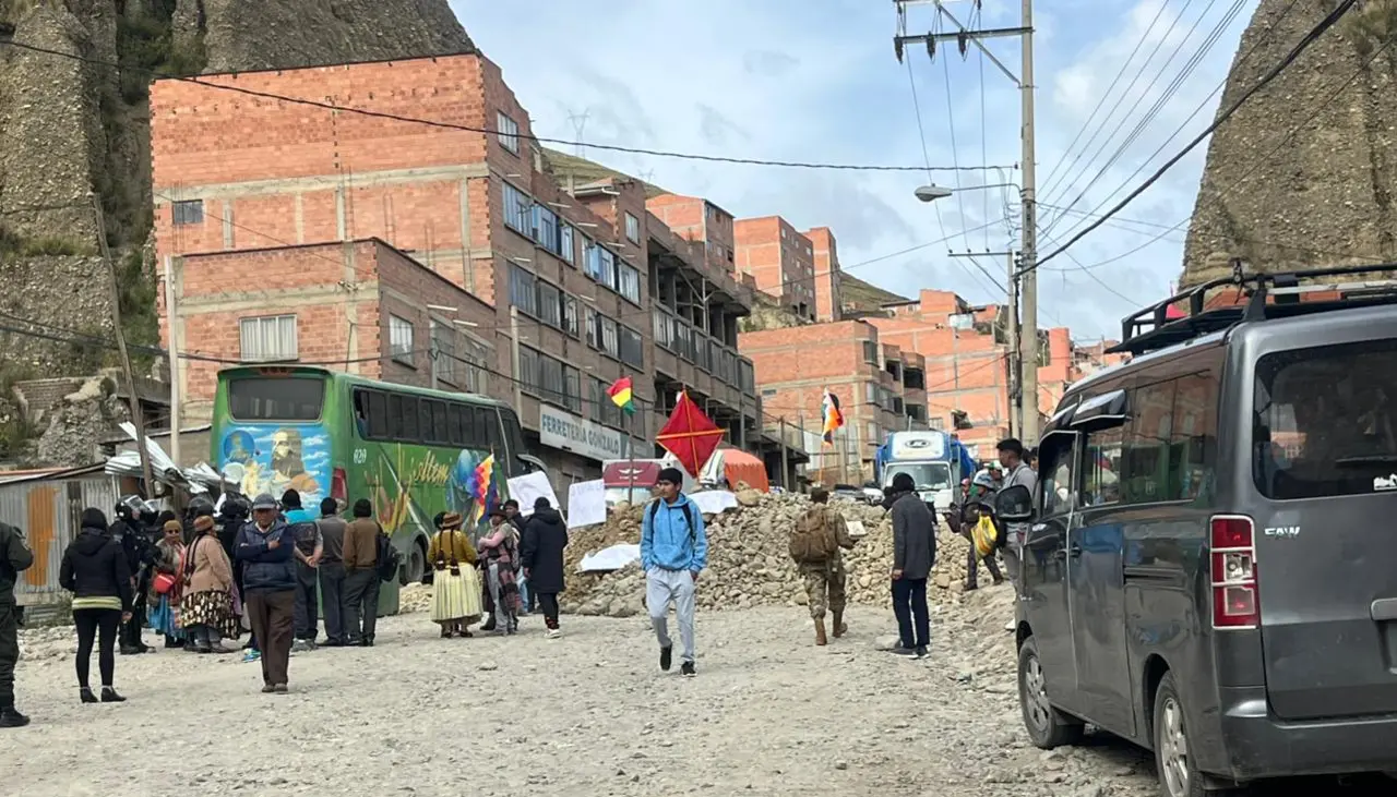 Guías de turismo denuncian que bloqueadores cobran Bs 100 por turista para dejarlos pasar