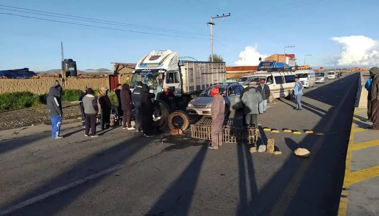 Pobladores de Achacachi bloquean la ruta El Alto - Copacabana, por falta de combustible 