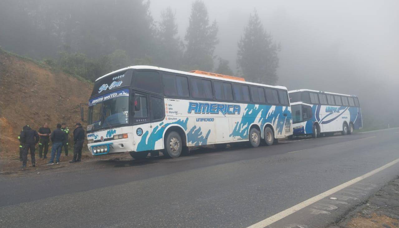 Buses que llevaban de regreso a policías al Trópico se detuvieron en Corani ante una “advertencia” de no avanzar