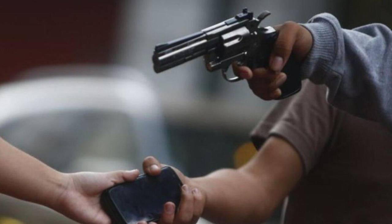 Atracadores en moto disparan a un hombre para arrebatarle su celular