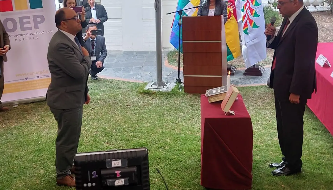 “Bolivia se merece tener un nuevo padrón”, dice Ávila tras ser posesionado como presidente del TSE