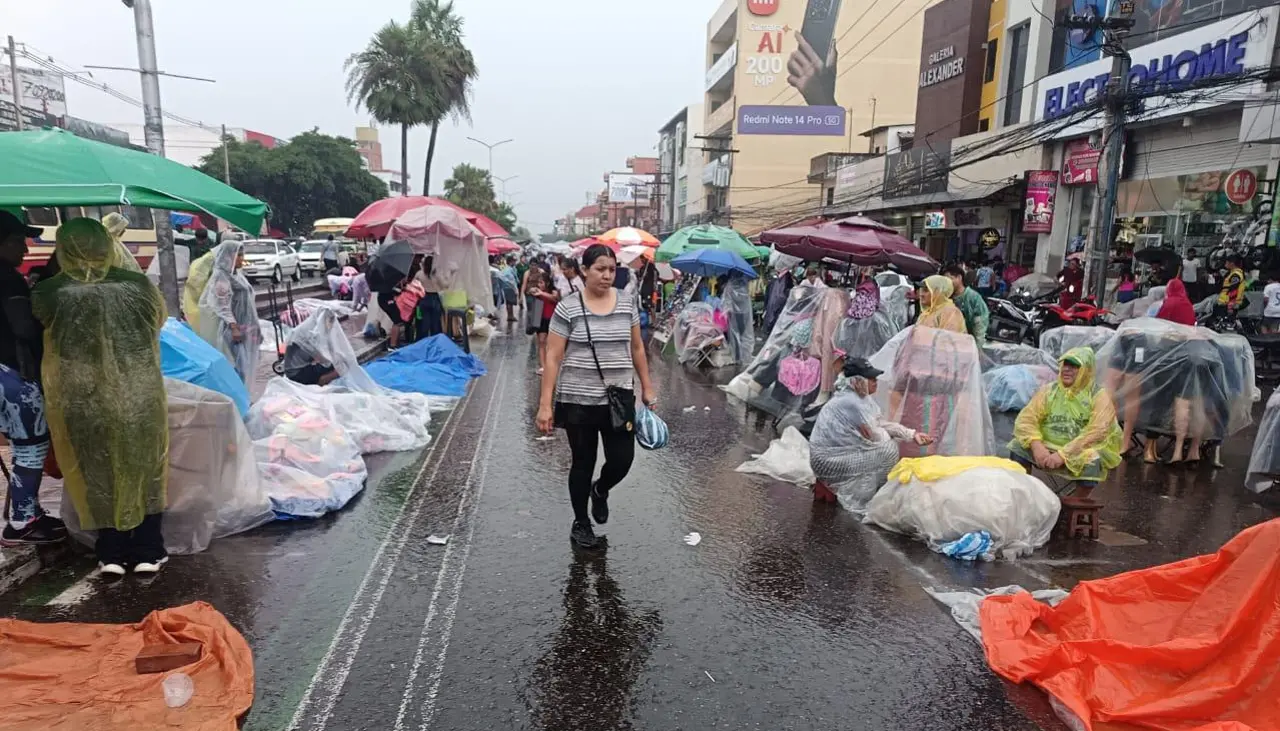 Compras de último momento: lluvia y caos vehicular no detuvo a la población para ir a los mercados en Santa Cruz
