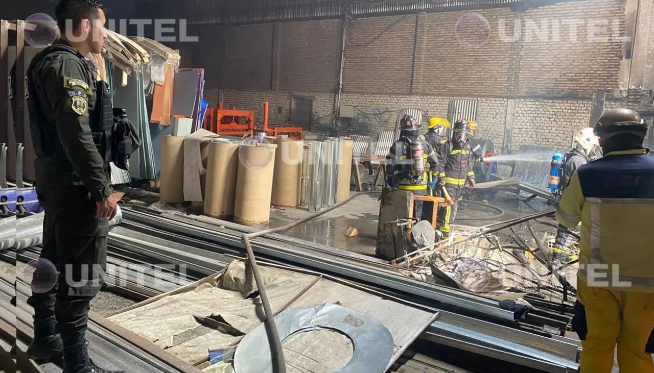 Incendio afecta galpón en Tiquipaya