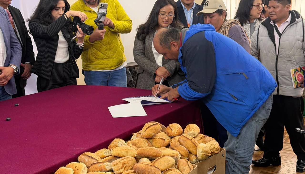 Gobierno anuncia acuerdo con panificadores por el precio del pan y la distribución de harina