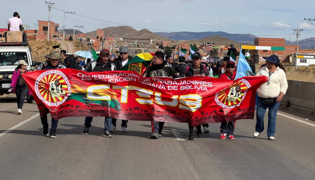 Maestros inician marcha desde Calamarca hacia la sede de Gobierno por incremento salarial y otros pedidos