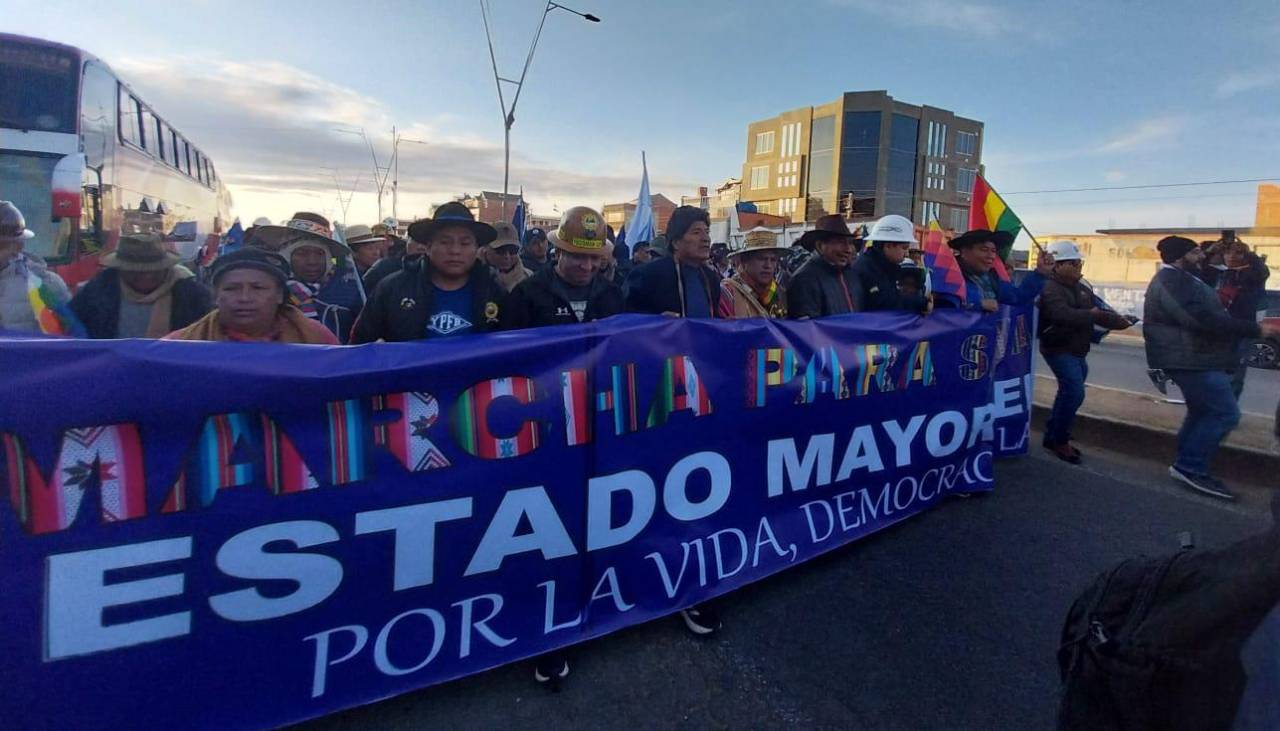 Con Morales a la cabeza se inicia la tercera jornada de la marcha evista, que apunta a llegar a Patacamaya este jueves