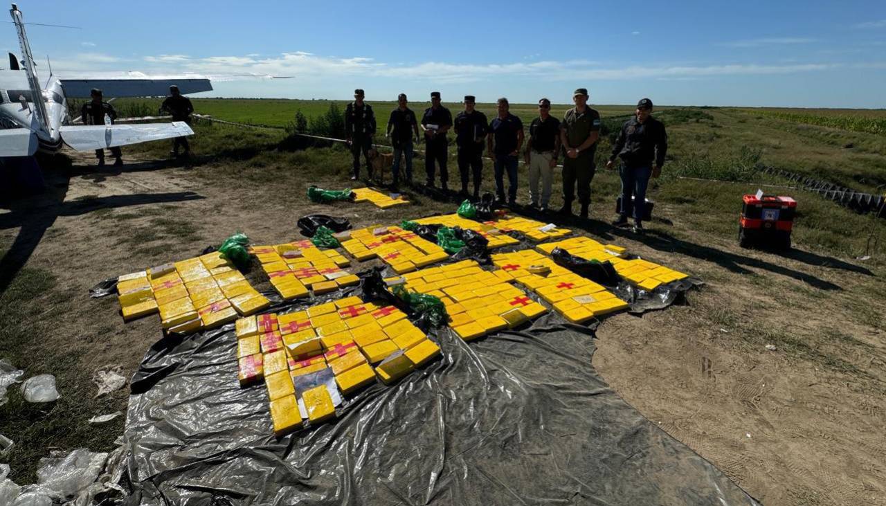 Argentina: Estiman en más de $us 2 millones el valor de los 359 kilos cocaína hallados en avioneta con matrícula boliviana