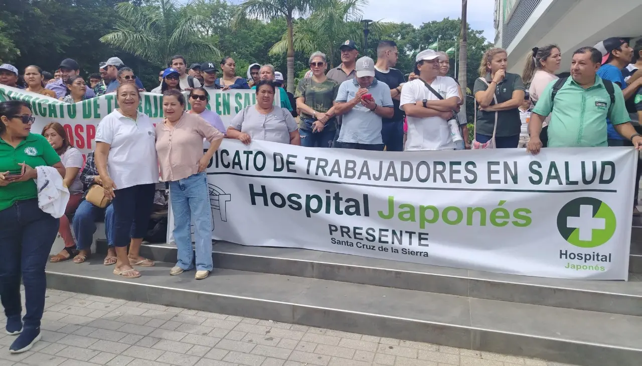 Trabajadores de salud acatan un paro de 24 horas en Santa Cruz en reclamo del pago de sueldos