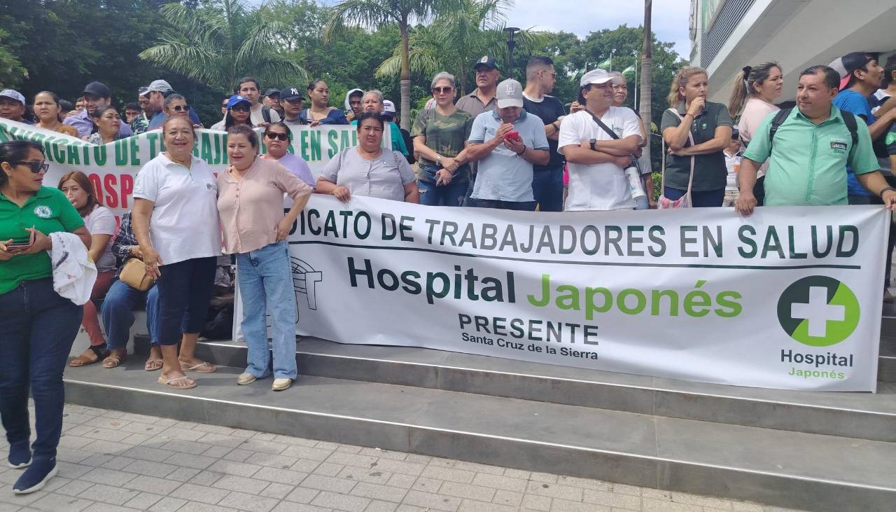 Trabajadores de salud acatan un paro de 24 horas en Santa Cruz en reclamo del pago de sueldos